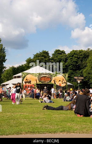 Tè danzante tenda e bar a Paradise Gardens Festival in Victoria Park a Hackney, a est di Londra Inghilterra Regno Unito 2009 Foto Stock