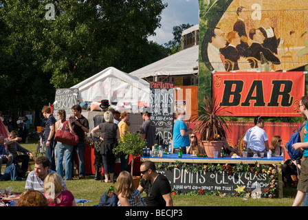 Bar a Paradise Gardens Festival in Victoria Park a Hackney, a est di Londra Inghilterra Regno Unito 2009 Foto Stock