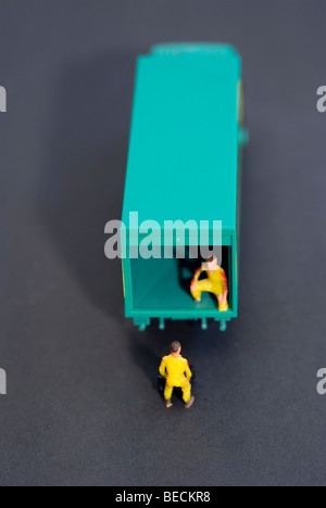 Figurine di popolo carico di un autocarro - miniatura Foto Stock