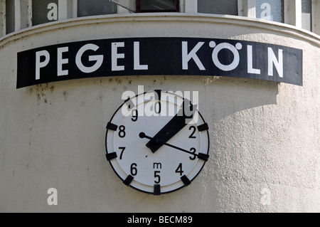 Acqua bassa, indicatore del livello dell'acqua sulla banca del fiume Reno, Colonia, nella Renania settentrionale-Vestfalia, Germania, Europa Foto Stock