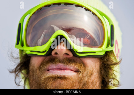 Picco di montagna si riflette negli occhiali di protezione di uno sciatore freestyle, Hochfuegen, Tirolo del nord, Austria, Europa Foto Stock