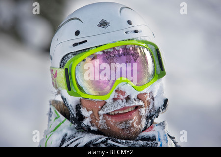 Sciatore Freestyle dopo la caduta nella neve profonda, ritratto, Tirolo del nord, Austria, Europa Foto Stock