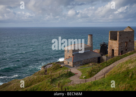 Levant miniera e motore del fascio vicino casa Pendeen in Cornovaglia Foto Stock