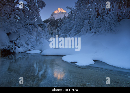 Ampelsbach creek nella parte anteriore del Guffert montagna in inverno, Brandenberg Alpi, Tirolo del nord, Austria, Europa Foto Stock