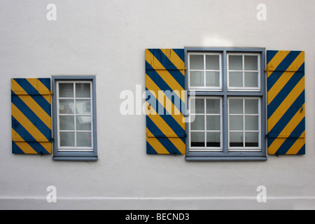 Persiane sulla facciata della Komoedienhaus in Biberach an der Riss, Alta Svevia, Baden-Wuerttemberg, Germania, Europa Foto Stock