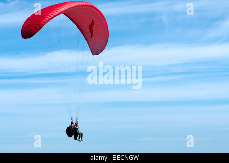 Due parapendio tandem fly contro il cielo blu. Il parapendio in tandem volo guidato da un pilota a Luye Highland, Luye Township, Taitung County, Taiwan Foto Stock