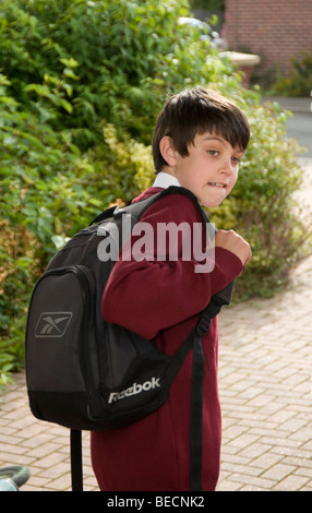 Bambino i bambini il primo giorno di scuola nervoso nervi kid zainetto borsa zaino istruzione iniziando un nuovo secondario l Foto Stock