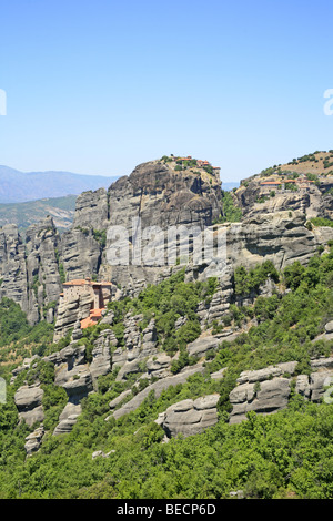 I monasteri Roussanou, grande Meteora (Megalo Meteoron metamorfosi) e Varlaam presso le rocce di Meteora, Tessaglia, Grecia Foto Stock