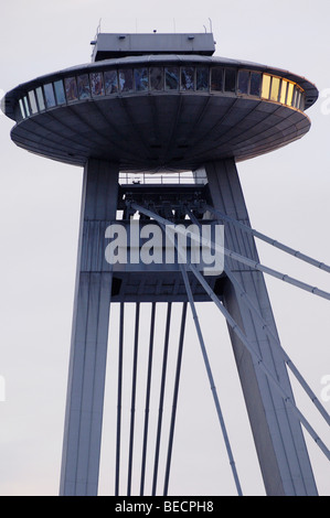 Ristorante UFO sulla torre del ponte nuovo, Nový più, Bratislava, Slovacchia, Europa orientale Foto Stock