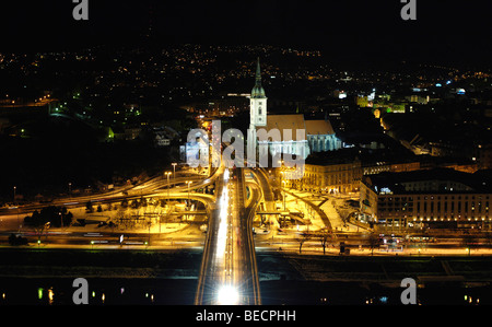 Vista dal ristorante UFO sul nuovo ponte, Nový più, verso San Martin's Cathedral, Bratislava, Slovacchia, Europa orientale Foto Stock