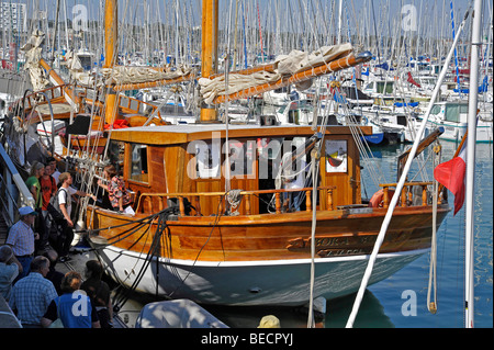 Il vecchio tradizionale scafo in legno sailing yacht ormeggiati presso il Grand Pavois international boat show a La Rochelle, Francia. Foto Stock