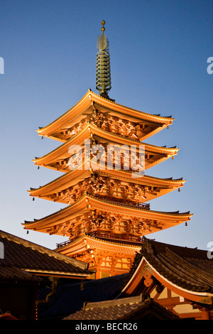 La pagoda a Sensō-ji, un antico tempio buddista situato nel Tempio di Asakusa, Taitō, Tokyo (si tratta di Tokyo il più antico tempio) Foto Stock