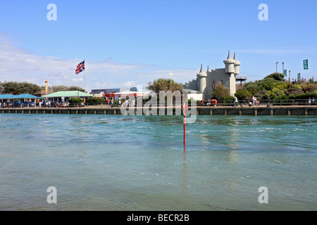 Il fiume Arun fluente attraverso il porto di Littlehampton, West Sussex, in Inghilterra, Regno Unito Foto Stock