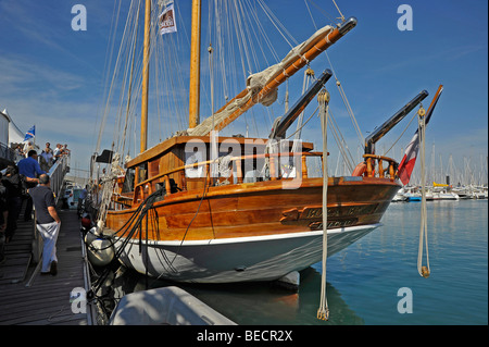 Il vecchio tradizionale scafo in legno sailing yacht ormeggiati presso il Grand Pavois international boat show a La Rochelle, Francia. Foto Stock