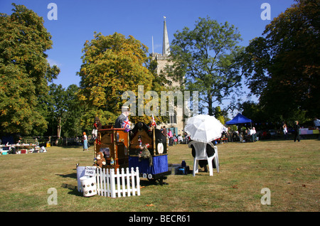 Villaggio Chiesa fete, Aldenham, Hertfordshire, Inghilterra Foto Stock