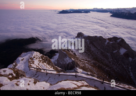 Windegg montagna con Rigi mountain range sopra le nuvole, Pilatus mountain range, Lucerna, Svizzera Foto Stock