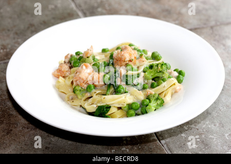 Stile italiano di salmone affumicato con le tagliatelle e una ricca salsa cremosa con n. di persone Foto Stock