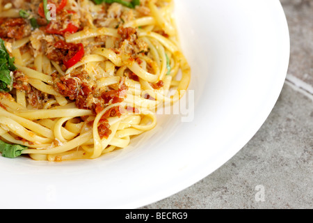 Sana Granchio fresco con insalata di Rucola Foglie e peperoncino Linguine con n. di persone Foto Stock