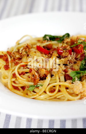 Sana Granchio fresco con insalata di Rucola Foglie e peperoncino Linguine con n. di persone Foto Stock