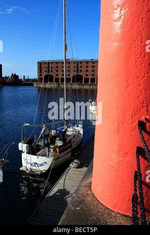 Barche ormeggiate all'Albert Dock, Liverpool, Merseyside Foto Stock