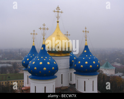 Cattedrale dell'Assunzione dal campanile . Monastero della Trinità di San Sergio Lavra. Sergiev Posad nonché patrimonio dell'UNESCO in Russia. Foto Stock