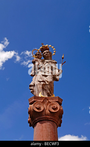 Statua di Madonna con bambino su una colonna colonna mariana contro il cielo blu, Murnau, Alta Baviera, Baviera, Germania, Europa Foto Stock