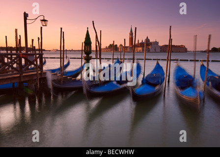 Fotografare in orizzontale delle gondole a San Marco con San Giorgio Maggiore della distanza, Dawn, Venezia Italia Foto Stock