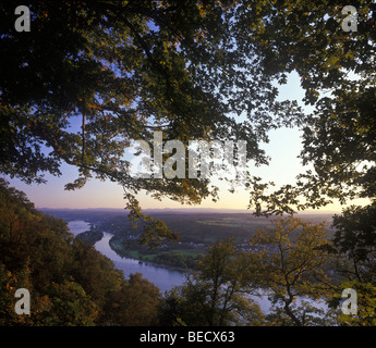 Vista da Drachenfels sulla valle di Rheintal, autunno, Renania settentrionale-Vestfalia, Germania, Europa Foto Stock