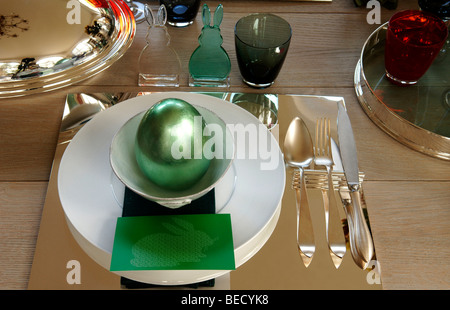 Decorazione di pasqua, tavola apparecchiata con grande uovo di pasqua, Villa Ambiente, Norimberga, Media Franconia, Baviera, Germania, Europa Foto Stock