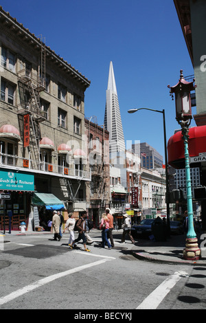 Un gruppo di persone in un mercato, Piramide Transamerica, Chinatown di San Francisco, California, Stati Uniti d'America Foto Stock