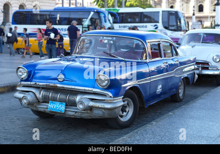 Una storica blue American Automobile / oldtimer nelle strade di Havanna, Cuba, raffigurata a Marzo 1, 2009. Foto Stock