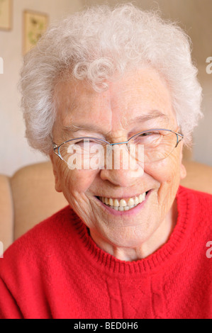 Donna sorridente senior citizen Foto Stock