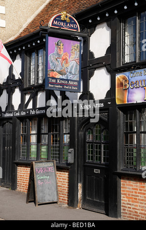 Pub, il Kings Arms un tradizionale inglese Ale House, Inghilterra, Regno Unito. Foto Stock