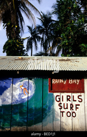 Pittura murale con una ragazza di surf, surf ragazze troppo, pubblicità in La Cahuita, parco nazionale, Parque Nacional Cahuita sui Caraibi Foto Stock