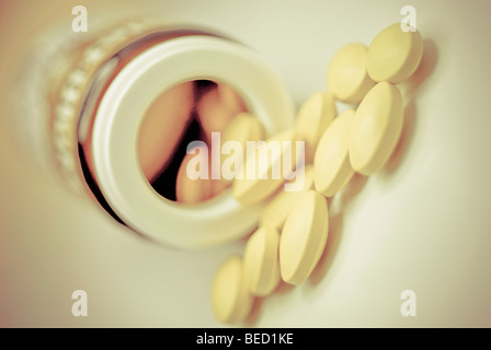 Pills fuoriuscita da una pillola bottiglia Foto Stock