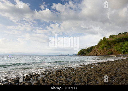 La costa del Pacifico incontra la costa vulcanica della tranquilla cittadina di Playa Ocotal e nella provincia di Guanacaste in Costa Rica. Foto Stock