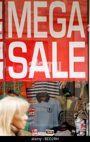 Vendita firmare in un High Street negozio finestra, Oxford, Inghilterra, Regno Unito. Foto Stock