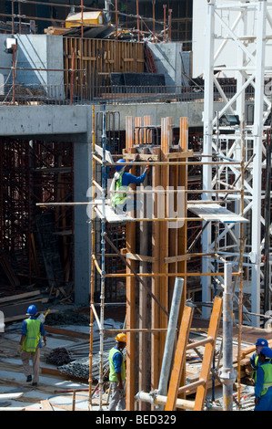 Esecuzione di lavori di costruzione di un edificio sito a Dubai Foto Stock