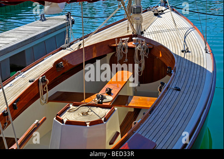 Scafo in legno sailing yacht ormeggiati presso il Grand Pavois international boat show a La Rochelle, Francia Foto Stock