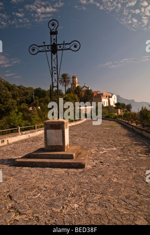 Croce e la Chiesa di San Pancrazio, Conca dei Marini, Italia Foto Stock