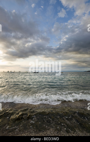 La costa del Pacifico incontra la costa vulcanica della tranquilla cittadina di Playa Ocotal e nella provincia di Guanacaste in Costa Rica. Foto Stock