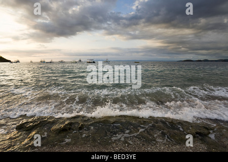 La costa del Pacifico incontra la costa vulcanica della tranquilla cittadina di Playa Ocotal e nella provincia di Guanacaste in Costa Rica. Foto Stock