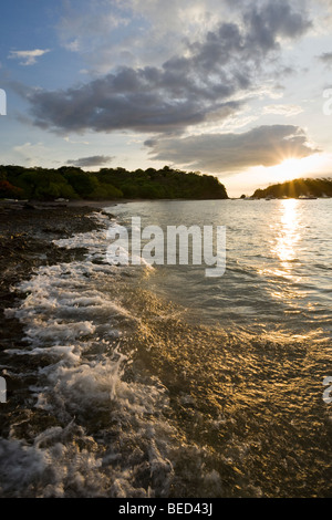 La costa del Pacifico incontra la costa vulcanica al tramonto in Playa Ocotal e nella provincia di Guanacaste in Costa Rica. Foto Stock