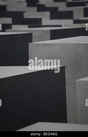 Il Memoriale dell'Olocausto, vicino alla Porta di Brandeburgo a Berlino, commemorando tutti gli ebrei che sono morti per mano del regime nazista Foto Stock