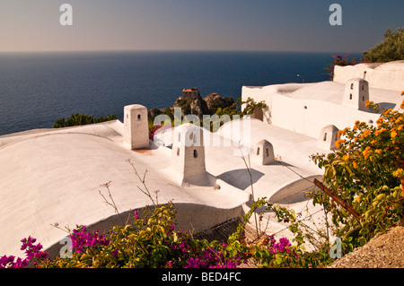 Tetti, castello e mare, Conca dei Marini, Italia Foto Stock