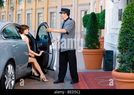 Hotel porter apertura porta auto per una donna, Biltmore Hotel Coral Gables, Florida, Stati Uniti d'America Foto Stock