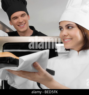 Chefs preparare il cibo in cucina Foto Stock