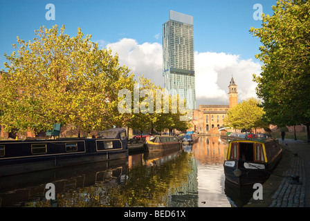 Castlefield, Manchester, UK: Vista del Castlefield cana;s verso Beetham Tower Foto Stock