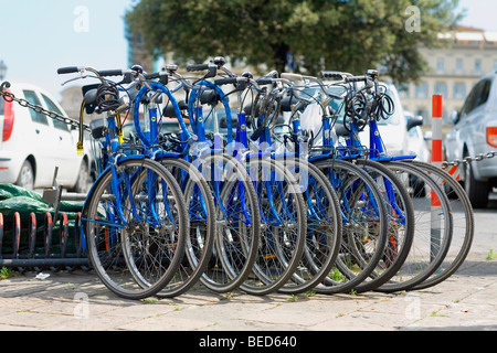 Biciclette parcheggiate in una fila, Toledo, Spagna Foto Stock