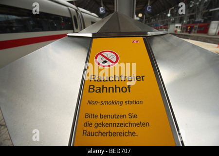 Segno, Rauchfreier Bahnhof, Tedesco per fumo stazione ferroviaria, a Francoforte la stazione ferroviaria centrale, Frankfurt/Main, Hesse, Ger Foto Stock